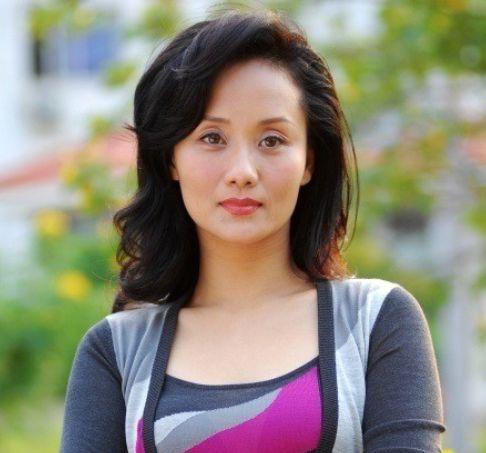 演员李颖年轻时照片,从青涩照片看演艺生涯的璀璨起点