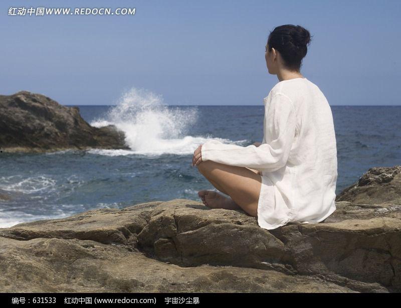 坐在海边生活照,悠然海岸生活剪影